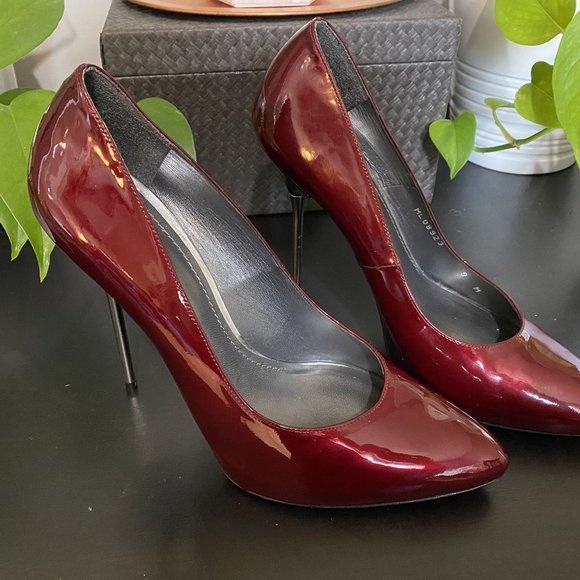 Stuart Weitzman Dagger Pump (Size 9) - Picture 2 of 11